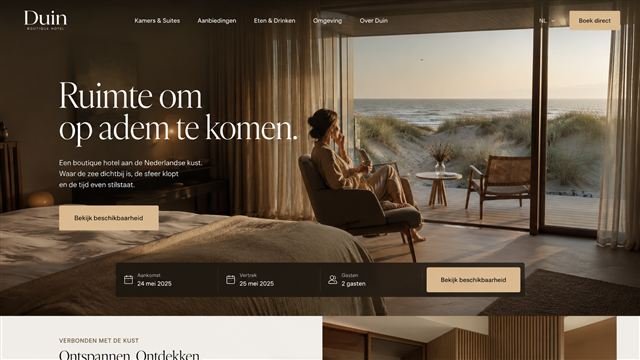 Voorbeeldstijl voor een boetiekhotel: donker, warm beige met een boekingsbalk over de hero-foto.