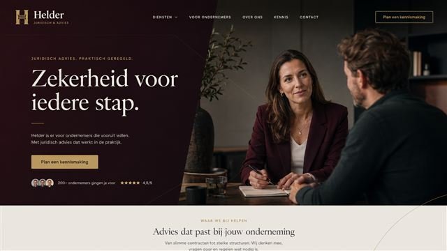 Voorbeeldstijl voor een juridisch advieskantoor: donker bordeaux met goud en sociale bewijskracht.